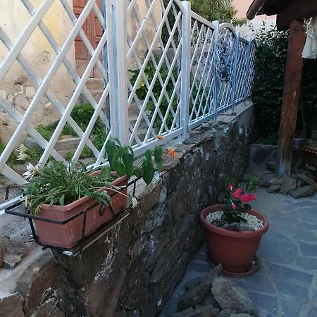 לינה וארוחת בוקר Lughera